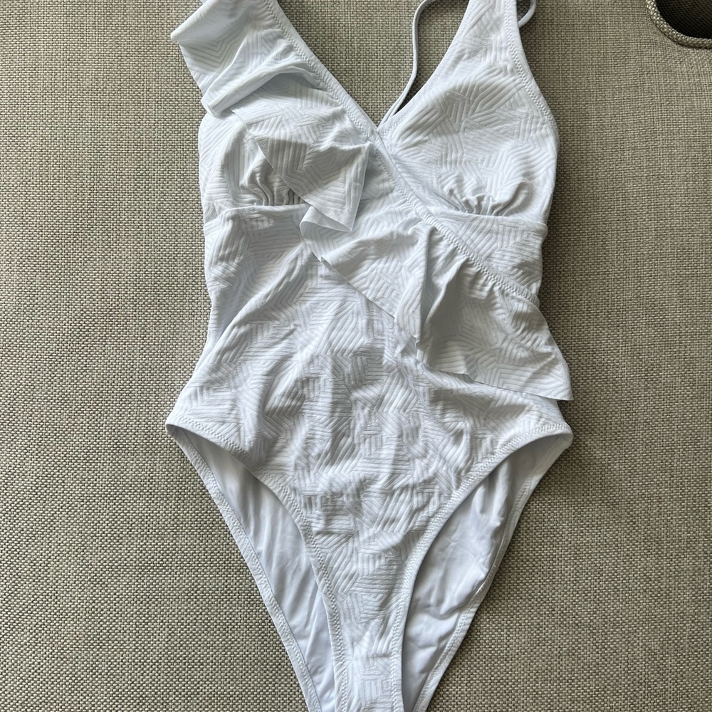 CUPSHE Alyson White Ruffle Double Crisscross straps One Piece Swimsuit - size M